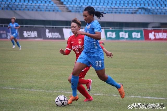 阿劳霍为利物浦右路防守与进攻贡献平衡